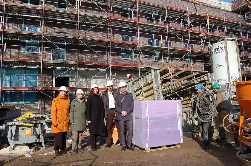 Kerstin Tietze, Annemarie Czichon, Karoline Linnert, Thomas Brettschneider und Sebastian Jung (Fachbereichsleiter Wohnen beim Martinsclub) bei der Baustellenbesichtigung