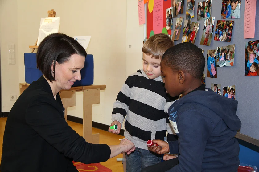 Senatorin Bogedan lässt sich von Kita-Kindern der Kornstraße "abstempeln"