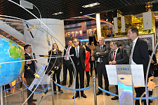 Senator Günthner mit Delegationsteilnehmerinnen und -teilnehmern beim Besuch eines Unternehmens der Raumfahrtbranche in China
