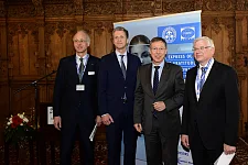 33. Internationale Baumwolltagung im  Bremer Rathaus: Bürgermeister Dr. Carsten Sieling (2. von re.) mit Fritz A. Grobien (Mitglied im Präsidium der Baumwollbörse), dem Präsidenten der Baumwollbörse, Ernst Grimmert und Prof. Dr. Axel S. Herrmann, Direktor des Faserinstituts Bremen e.V.