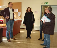 Bürgermeisterin und Schirmherrin Karoline Linnert (Bildmitte) beim Rundgang über die verschiedenen Stationen der Klinik für Kinder- und Jugendpsychiatrie mit Chefarzt und Klinikleiter, Dr. Marc Dupont (links), der ersten Vorsitzenden des Fördervereins, Dr. Andrea Bolewski (etwas verdeckt) und dem Stationspflegeleiter, Michael Bielefeld, Schatzmeister des Fördervereins, (rechts im Bild)