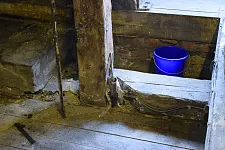 Durch unkontrolliert eindringendes Wasser besteht die Gefahr, dass der wertvolle Dachstuhl und die darunter liegende Obere Rathaushalle  Schaden nehmen