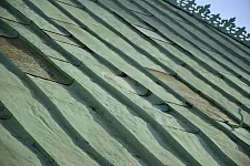 Die "Kupferscharen" genannten Platten, die im Laufe der Jahrzehnte eine grüne Patina angenommen haben, sind stellenweise – auch aufgrund von Beschädigungen etwa durch Bombensplitter während des 2. Weltkrieges – porös