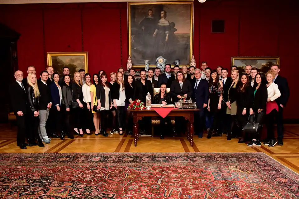 Die Tänzerinnen und Tänzer des A- und B-Teams des Grün-Gold-Club mit ihren Trainern Roberto und Uta Albanese (sitzend) beim Eintrag in das Goldene Buch im Kaminsaal des Rathauses
