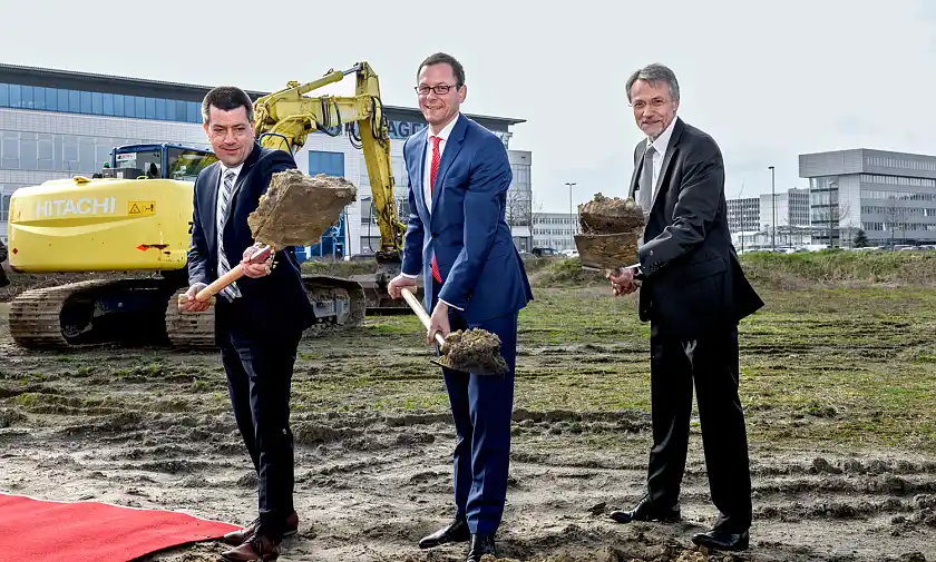 Dr. André Walter, Standortleiter Airbus Bremen, Martin Günthner, Senator für Wirtschaft, Arbeit und Häfen, und Michael Göbel, Geschäftsführer Kaufmännische Dienste der WFB Wirtschaftsförderung Bremen GmbH (v.l.n.r.) beim ersten Spatenstich für das Forschungs- und Entwicklungszentrum EcoMaT. (Foto: WFB/Frank Pusch)