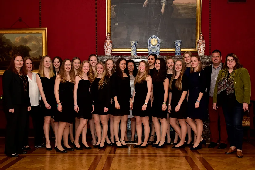 Freuten sich über den Empfang im Kaminsaal des Rathauses: Die deutschen Meisterinnen vom Bremer Hockey-Club mit Senatorin Anja Stahmann (re.)