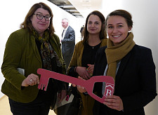 Senatorin Anja Stahmann übergibt der künftigen Einrichtungsleiterin Marina Gobulew (rechts) den Schlüssel