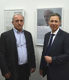 "Zeitzeuge" Recep Ali Tüfek mit Bürgermeister Carsten Sieling in der Ausstellung "Merhaba Bremen – Als die Gastarbeiter kamen"