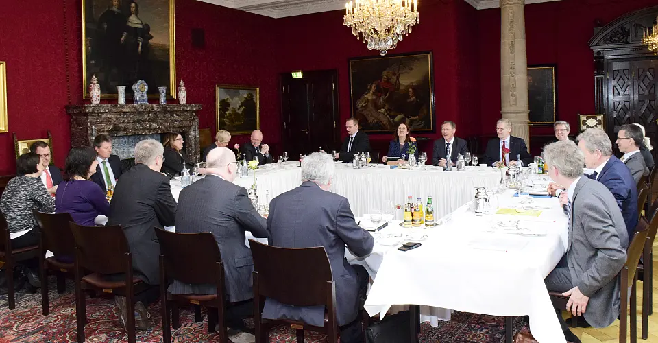 Im Kaminsaal des Rathaus trafen sich am heutigen Dienstag der Bremer Senat und das Präsidium der Handelskammer Bremen/Bremerhaven zu ihrer gemeinsamen Sitzung