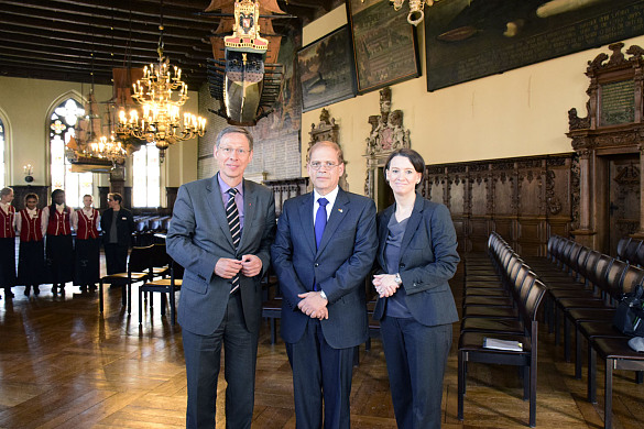 Bürgermeister Dr. Carsten Sieling (li.), Bildungssenatorin Dr. Claudia Bogedan (re.) mit Botschafter Yakov Hadas-Handelsman