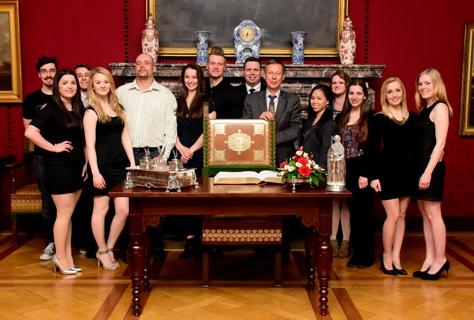 Eintrag ins Goldene Buch der Freien Hansestadt Bremen: Die Cheerleader und Coaches des BFC Firestorm mit Bürgermeister Carsten Sieling