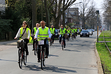 Mehrere Teilnehmerinnen und Teilnehmer der Konferenz erkunden Bremen per Rad