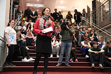 Claudia Bogedan eröffnet die Schülerfirmenmesse im Cinemaxx