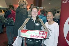 Cerea (l.) und Talisha von der Grundschule Augsburger Straße mit ihrem Bauchladen voller Leckereien
