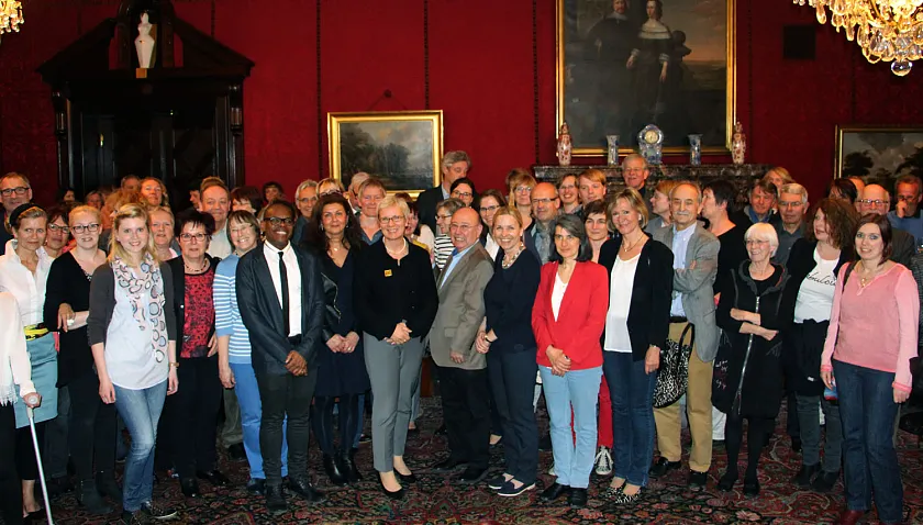 Sie alle haben die Impfaktion ermöglicht: Senatorin Quante-Brandt mit den Ehrenamtlichen