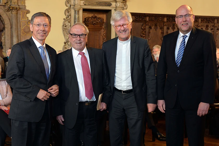 Bürgermeister Carsten Sieling, Theologieprofessor Jürgen Moltmann, Heinrich Bedford-Strohm, Ratsvorsitzender der Evangelischen Kirche in Deutschland und Renke Brahms, Schriftführer der Bremischen Evangleischen Kirche 