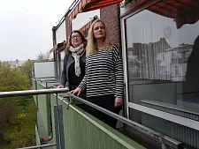 Senatorin Stahmann und die Leiterin des Übergangswohnheims, Franziska Görlich von der AWO