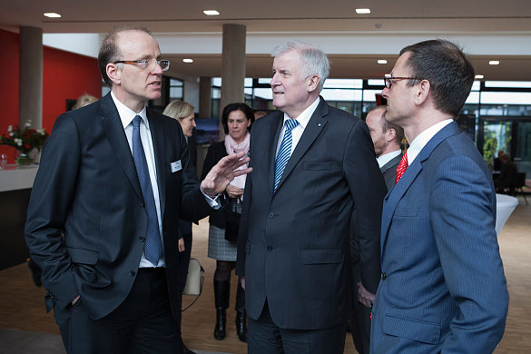 Marco Fuchs, Vorstandsvorsitzender der OHB SE, begrüßte neben dem Bayerischen Ministerpräsidenten Horst Seehofer auch Bremens Senator für Wirtschaft, Arbeit und Häfen, Martin Günthner, zur heutigen Einweihung des neuen OHB Luft- und Raumfahrtzentrums in Oberpfaffenhofen