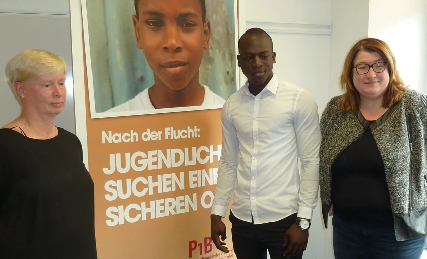 Pflegemutter Corinne Daum (li.) mit dem 18-jährigen Cheikh aus dem Senegal und Senatorin Anja Stahmann