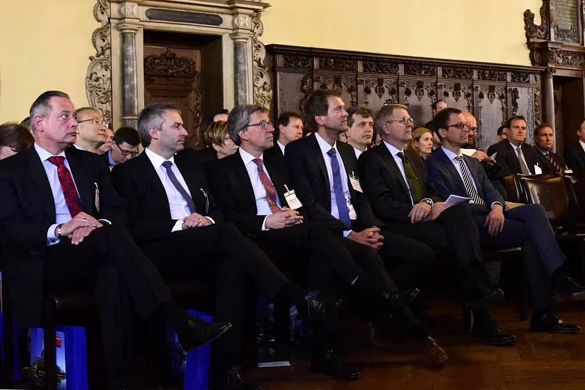 Feierlicher Auftakt des 11. Deutschen Außenwirtschaftstages in der Oberen Rathaushalle in Bremen mit Veranstaltern, Hauptsponsoren und Eröffnungsrednern (von links nach rechts): Marc Müller, Bremer Landesbank, Peter Theurer, Daimler AG Mercedes-Benz Werk Bremen, Dr. Matthias Fonger, Handelskammer Bremen, Professor Dr. Henning Vöpel, Hamburgisches WeltWirtschaftsInstitut, Harald Emigholz, Präses der Handelskammer Bremen, und Martin Günthner, Senator für Wirtschaft, Arbeit und Häfen