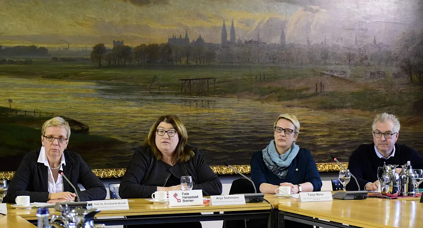 (v. li.) Senatorin Quante-Brandt, Senatorin Stahmann, die Leiterin der DIKS, Tanja Meier, und Axel Kelm, Vorsitzender der Landesinitiative Demenz bei der Pressekonferenz