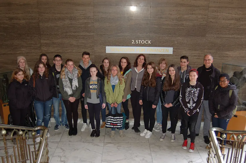 Der Psychologiekurs des Gymnasiums Links der Weser mit ihrem Lehrer, Ulrich Maas zu Besuch bei Finanzsenatorin Linnert