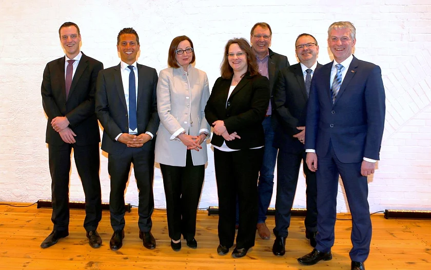 Frank Nicolai (Schatzmeister, Hamburg), die Beisitzer: Stephan Piworius (Beisitzer, Hamburg), Ingelore Hering (Niedersächsisches Ministerium für Wirtschaft, Arbeit und Verkehr), Dr. Janou Hennig (Hamburg Schiffbau-Versuchsanstalt GmbH), Axel Weihe (Weihe GmbH, Altenholz) sowie der zweite Vorsitzende Heiko Landahl-Gette (German Naval Yards Holdings, Rendsburg) und Prof. Dr. Holger Watter (Präsident der Fachhochschule Flensburg) als Vorsitzender des Vereins. Foto: MCN/Public Address