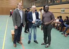 Willi Lemke zwischen Veranstalter und dem Trainer des Teams Luxemburger Straße