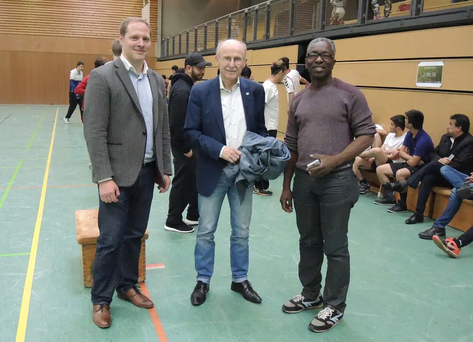 Willi Lemke zwischen Veranstalter und dem Trainer des Teams Luxemburger Straße