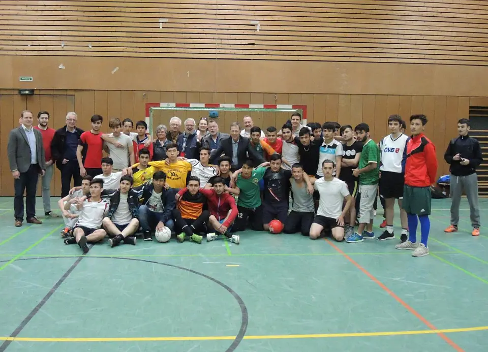 Carsten Sieling mit Unterstützern und Teilnehmern kurz vor dem Anpfiff des Willkommens-Turniers in Huchting