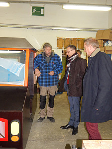 Senator Günthner lässt sich bei seinem Besuch des Förderzentrums Nord die Holzwerkstatt zeigen