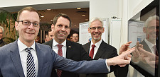 Senator Günthner (li.), Vorstandssprecher Berend Denkena (re.) und Minister Lies eröffneten heute auf der Hannover Messe die Generalfabrik 4.0