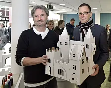 Senator Martin Günthner (re.) besuchte zum Auftakt des citylab unter anderem den „CALAFANT Store“ in dem Gründer Boris Schimanski Spielwelten aus Karton zum Bauen, Bemalen und Spielen anbietet