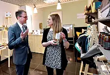 Vanessa Just (re.) von „Nur Manufaktur“ präsentiert ausschließlich Handgefertigtes – von Leckereien über Accessoires bis hin zu Handtaschen