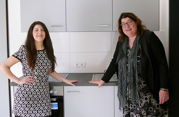 Senatorin Stahmann mit Einrichtungsleiterin Tamara Güloglou (li.) in der Küche eines Vier-Personen-Appartements im Übergangswohnheim Porthotel