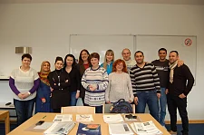 Karoline Linnert (5. von links) zu Besuch beim Kurs von Radmilla Grabe (6. von links).