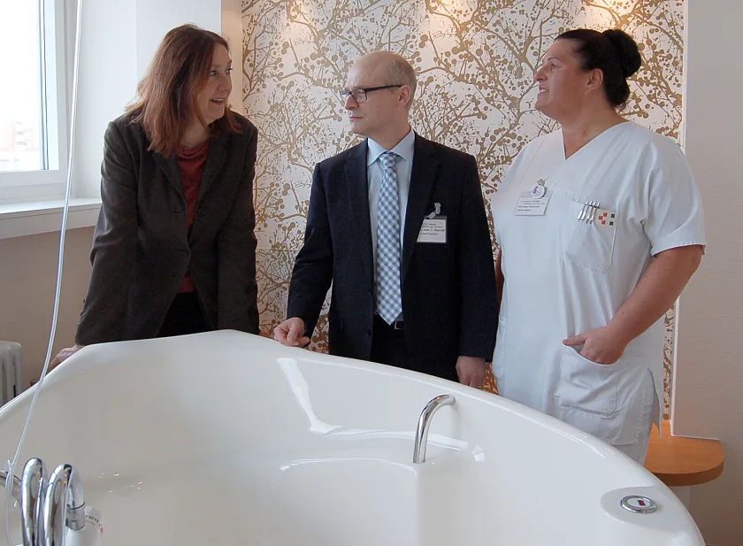 Karoline Linnert, Dr. Oberhoff und Michaela Püttmann (von links) auf der Entbindungsstation. Alle Zimmer sind mit Badewannen ausgerüstet. Das Thema Wassergeburt spielt bei den wöchentlichen Führungen eine Rolle. Rund zehn Prozent der Kinder kommen im KLdW so zur Welt.
