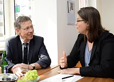 Konstruktives Gespräch: Dr. Annabel Oelmann erläutert Bürgermeister Dr. Carsten Sieling ihre Pläne für die Verbraucherzentrale Bremen