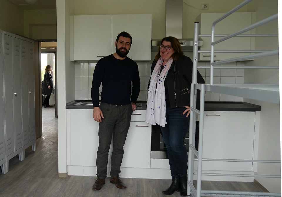 Einrichtungsleiter Marwan Maarouf (ASB) und Sozialsenatorin Anja Stahmann (re.)