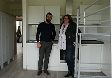 Einrichtungsleiter Marwan Maarouf (ASB) und Sozialsenatorin Anja Stahmann (re.)