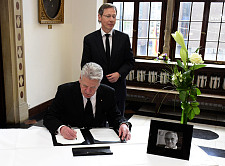 Bundespräsident Joachim Gauck trägt sich in das Kondolenzbuch für Hans Koschnick ein