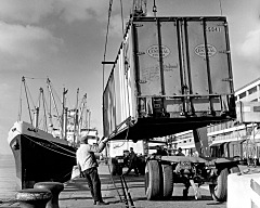 Im Jahr 1966 wird erstmals ein Container auf deutschen Boden gelöscht. Er stammt von dem US-Frachter „Fairland“ der Reederei Sea-Land und wird mit einem Bordkran im Bremer Überseehafen an Land gesetzt. Foto: bremenports