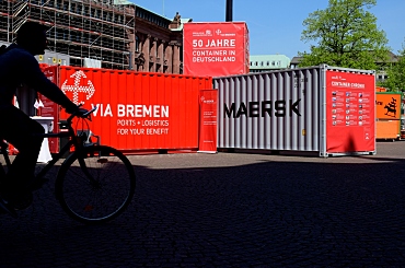 Aktion auf dem Bremer Domshof erinnert an 50 Jahre Containerumschlag. Foto: Senatspressestelle