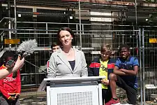 Senatorin Bogedan spricht ein Grußwort zum Richtfest