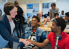 Senatorin Claudia Bogedan kommt in den Makemedia-Stuios mit Jugendlichen aus einem Vorkurs des SZ Utbremen ins Gespräch.