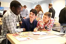 In Kleingruppen wird emsig an den Trickfilm-Dialogen gearbeitet. 