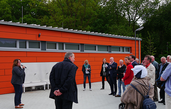 Sportsenatorin Anja Stahmann übergibt das neue Umkleide-Gebäude am Burgwallstadion 