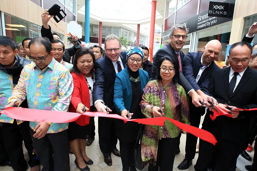 Gemeinschaftsprojekt Banddurchschneiden – bei der Eröffnung des „House of Indonesia“ fassten alle mit an (v.l.n.r.): Teddy Meiyadi Affandi (Delegation South Tangerang City), Tati Büsing-Kock (House of Indonesia), Staatsrat Ekkehart Siering, Handelsattaché Lita Gustina, Generalkonsulin Sylvia Arifin, Andreas Heyer (WFB), Dr. Jan-Peter Halves (CityInitiative Bremen) und Bambang Jaka Setiawan (ITPC Indonesian Trade Promotion Center Hamburg).