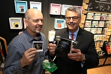 Ebenfalls neu eröffnet: FOBI-X – Die Bilderwerkstatt. Geschäftsführer Stefan Bischoff erläutert WFB-Chef Andreas Heyer die neuen Fujifilm-Instax-Kameras für Sofortbilder.