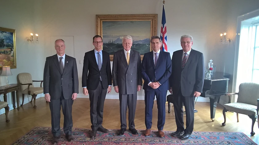 Empfang beim isländischen Präsidenten (vl.n.r.): Herbert Beck, Deutscher Botschafter in Island., Senator Martin Günthner, Olafur Ragnar Grimsson, Präsident Island, Robert Howe, bremenports, Uwe Will, Via Bremen